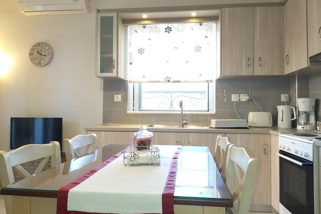 New, Bright, Cozy, Autonomous Apartment With Private Entrance And Garden, 42 M2, 5Min To The Beach And City Center Kalamata Dış mekan fotoğraf