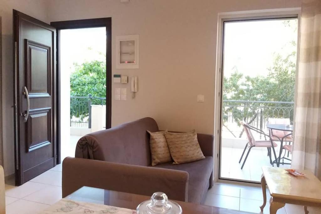 New, Bright, Cozy, Autonomous Apartment With Private Entrance And Garden, 42 M2, 5Min To The Beach And City Center Kalamata Dış mekan fotoğraf