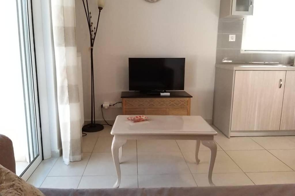 New, Bright, Cozy, Autonomous Apartment With Private Entrance And Garden, 42 M2, 5Min To The Beach And City Center Kalamata Dış mekan fotoğraf