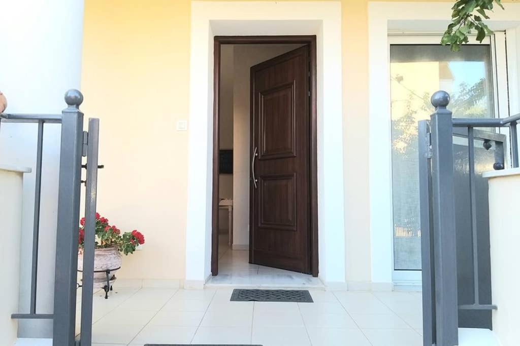 New, Bright, Cozy, Autonomous Apartment With Private Entrance And Garden, 42 M2, 5Min To The Beach And City Center Kalamata Dış mekan fotoğraf