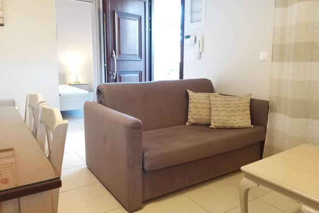 New, Bright, Cozy, Autonomous Apartment With Private Entrance And Garden, 42 M2, 5Min To The Beach And City Center Kalamata Dış mekan fotoğraf