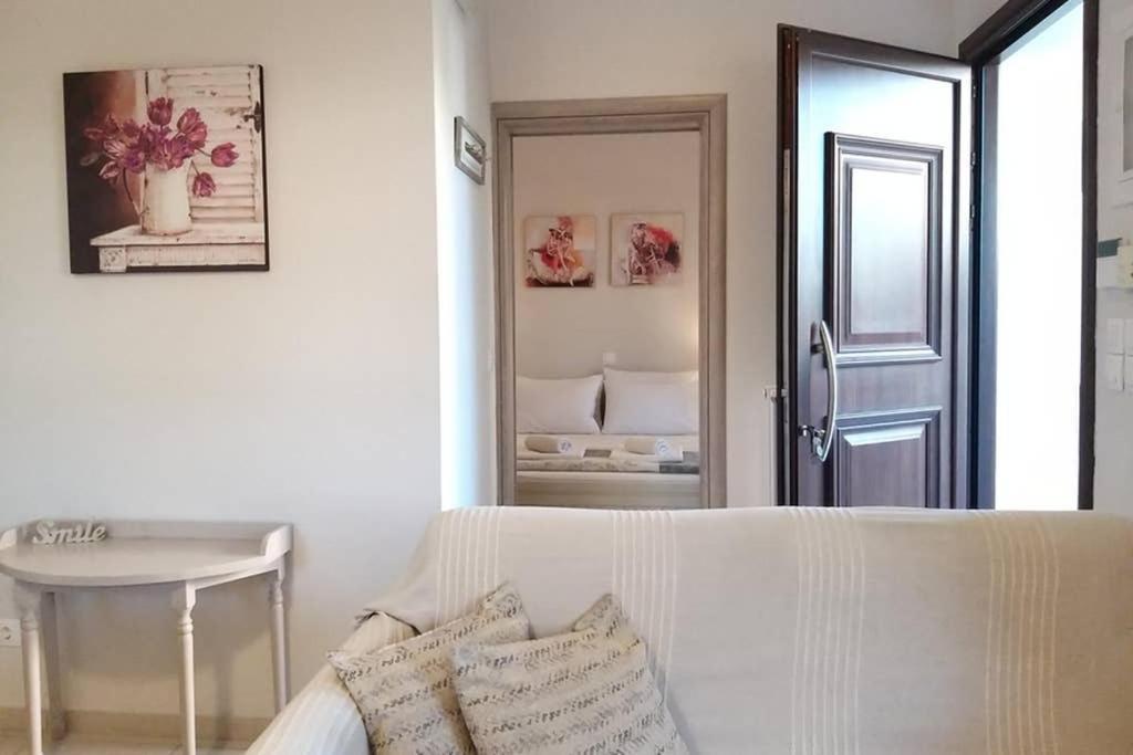 New, Bright, Cozy, Autonomous Apartment With Private Entrance And Garden, 42 M2, 5Min To The Beach And City Center Kalamata Dış mekan fotoğraf
