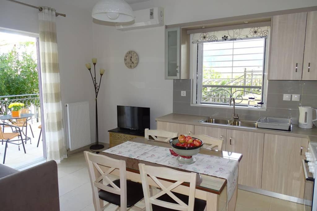 New, Bright, Cozy, Autonomous Apartment With Private Entrance And Garden, 42 M2, 5Min To The Beach And City Center Kalamata Dış mekan fotoğraf