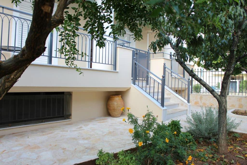 New, Bright, Cozy, Autonomous Apartment With Private Entrance And Garden, 42 M2, 5Min To The Beach And City Center Kalamata Dış mekan fotoğraf